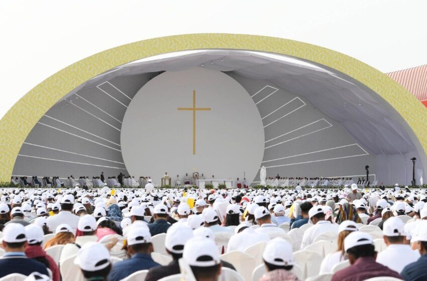 البابا فرنسيس يترأس القداس الإلهي في استاد البحرين الوطني